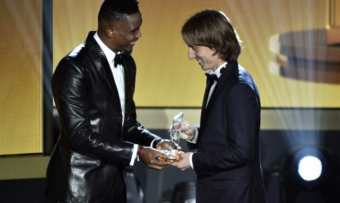 Croatia and Real Madrid midfielder Luka Modric (R) receives his award from Cameroon and Antalyaspor forward Samuel Eto'o after being selected in the 2015 FIFA FIFPro World XI during the 2015 FIFA Ballon d'Or award ceremony at the Kongresshaus in Zurich on January 11, 2016. AFP PHOTO / FABRICE COFFRINI / AFP / FABRICE COFFRINI