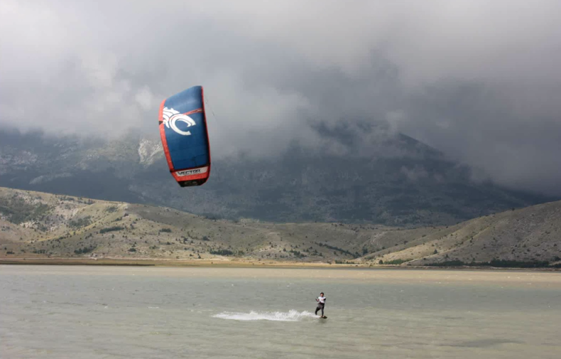 VIDEO: Kiteboarding na Blidinjskom jezeru