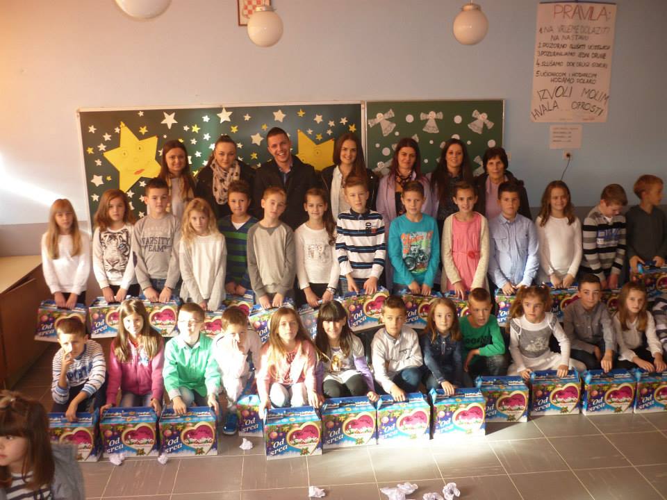 Vijeće mladih Posušje darivalo učenike osnovnih škola u Batinu i Vinjanima