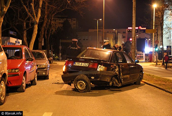 Mostar: U Splitskoj ulici ‘zakačio’ semafor i parkirani automobil