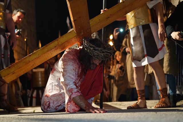 FOTO: Vjernici iz BiH na dramskom prikazu Muke Isusove u Imotskom