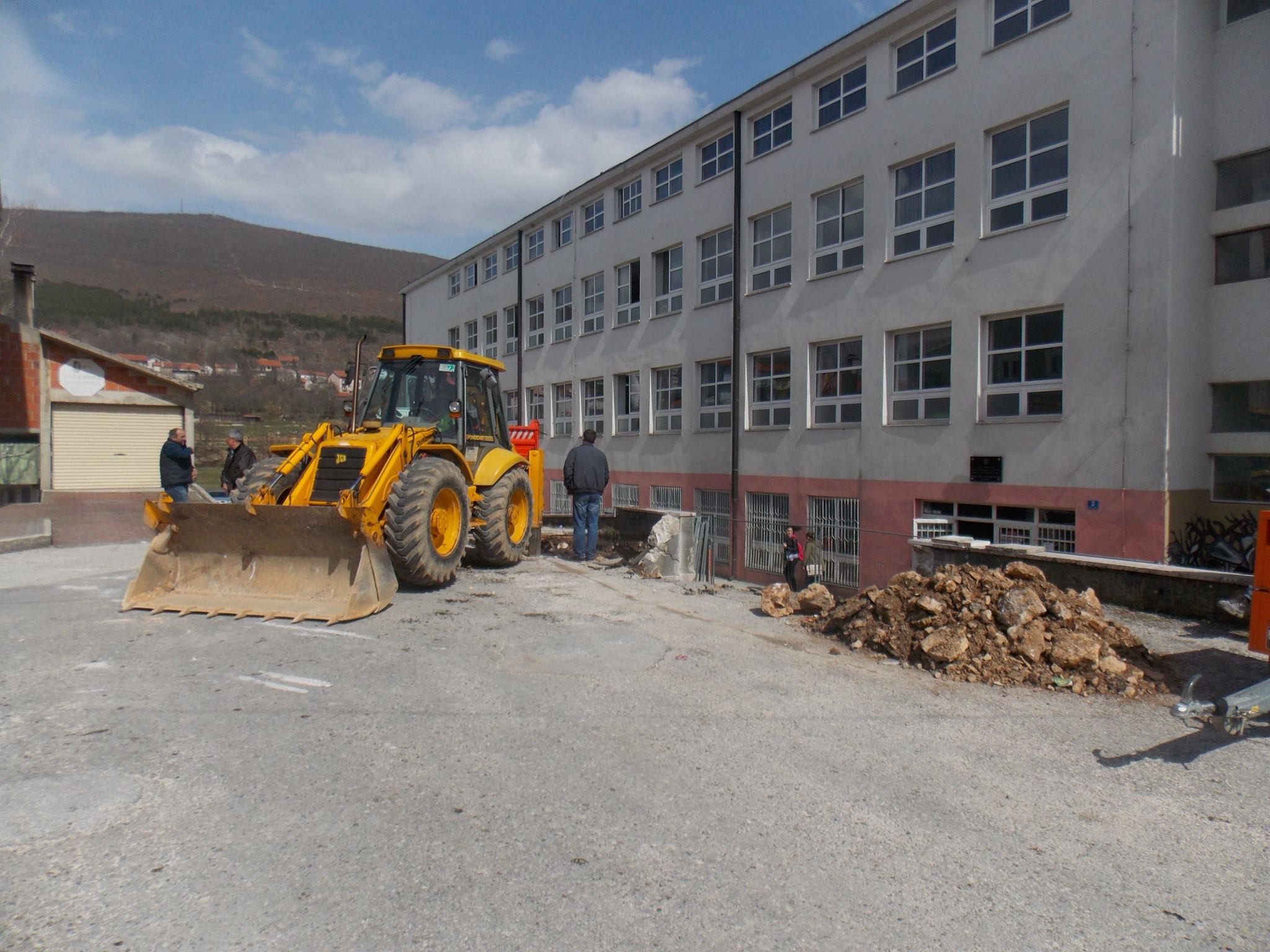 Početak rekonstrukcije prilaznog školskog stepeništa