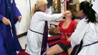 Na internetu objavljena snimka egzorcizma u Međugorju, žena nenormalno rotirala glavu i pljuvala svećenika