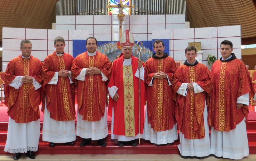 Mostar: Biskup Perić zaredio šestoricu novih svećenika