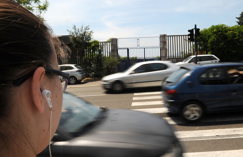 Veće kazne vozačima za prekršaje, ali i pješacima za slušanje glazbe