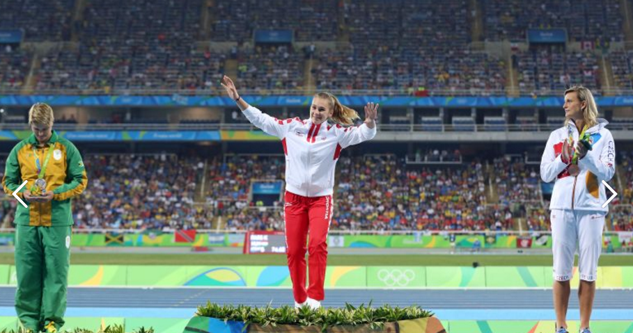 TRENUTAK ZA VJEČNOST Sara Kolak pred prepunim Olimpijskim stadionom primila svoje zlato