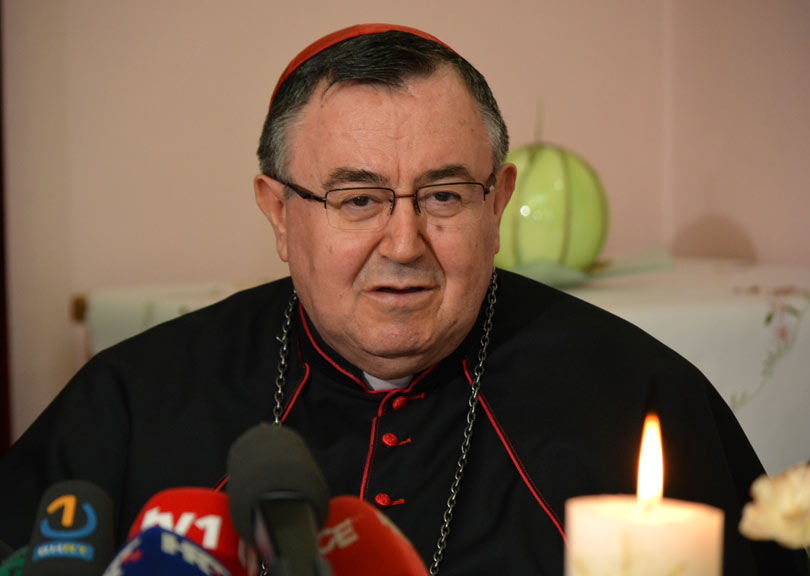 Kardinal Puljić: Božićne svijeće podsjećaju nas da mi moramo svijetliti
