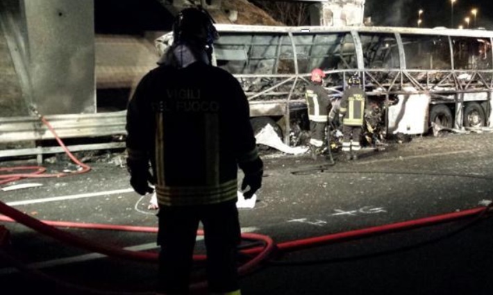 Italija: U autobusnoj nesreći poginulo najmanje 16 učenika