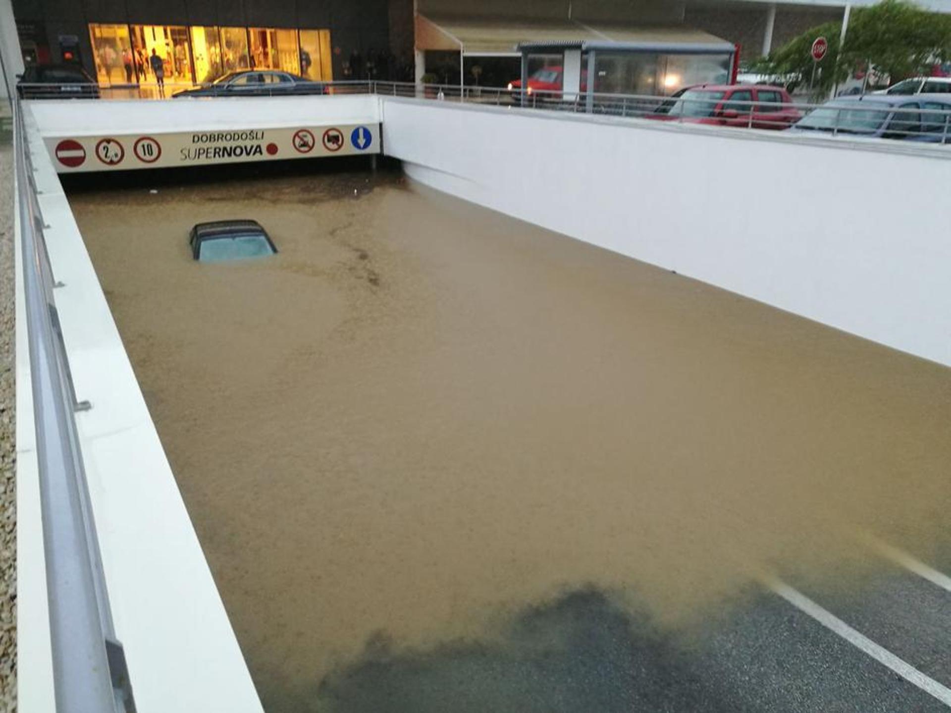 NEVRIJEME NA JADRANU: Gradovi poplavljeni, otkazana nastava u školama, dio ih bez bez struje