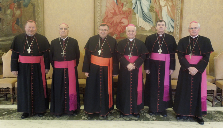 Biskupi pozvali na molitvu krunice