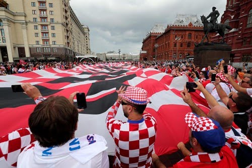 Deset tisuća Hrvata caruje Moskvom: Počela je ludnica, hrvatski navijači u deliriju prije Engleske