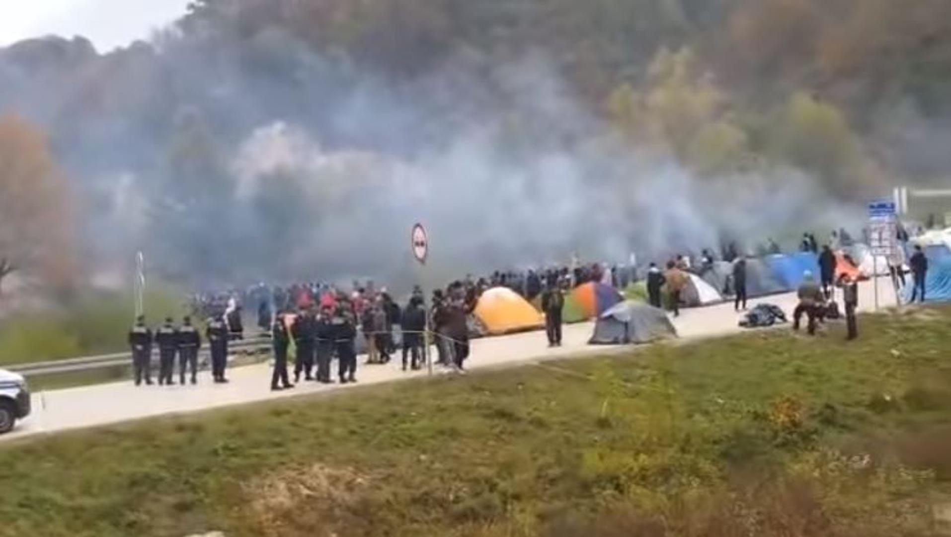 Kaotično stanje: Migranti probili kordon policajaca, na hrvatskoj granici podiže se ograda