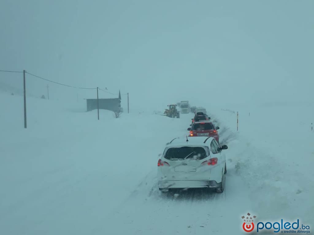 Otežan promet zbog snijega, kolone na cesti Šujica – Kupres