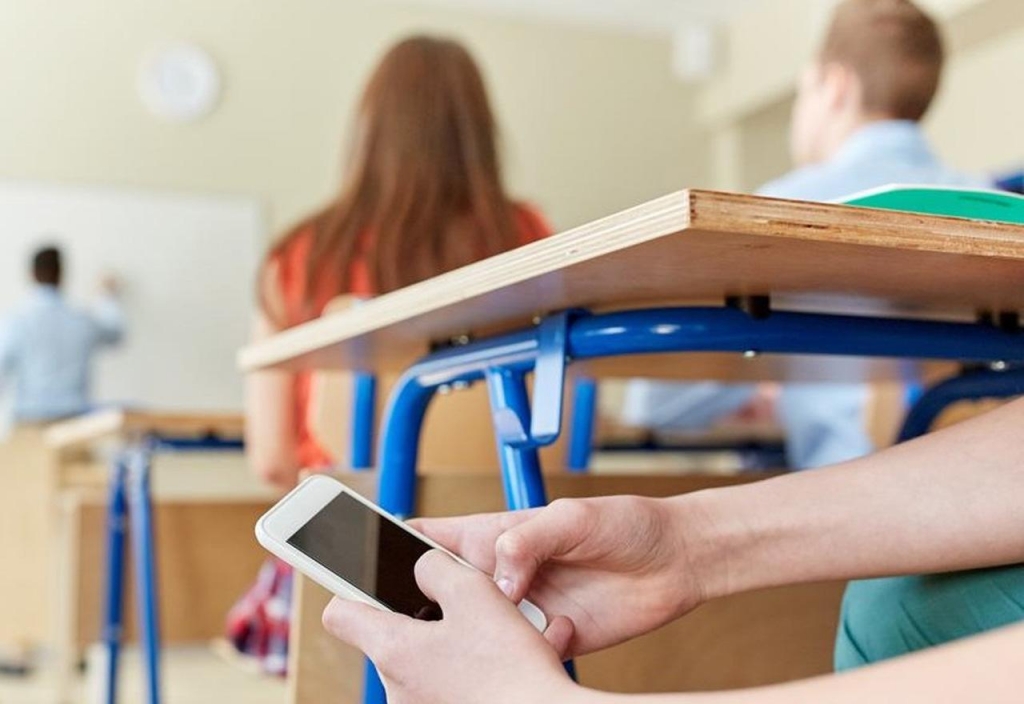 U Hercegovini inicijativa – zabraniti učenicima, ali i prosvjetarima, korištenje mobilnih uređaja