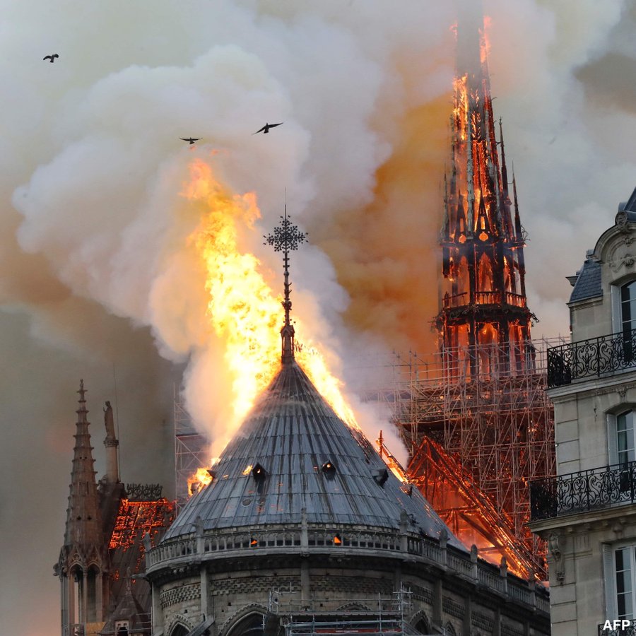 Gori katedrala Notre-Dame u Parizu, srušen glavni toranj