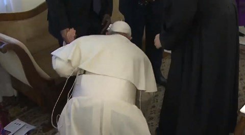 Papa Franjo ljubio stopala vođama Južnog Sudana