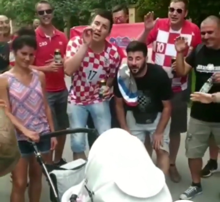 ZATO SMO NAJJAČI: Hrvatski navijači u Trnavi uspavljivali bebu!!!