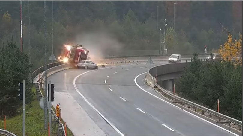 Stravična nesreća u Sloveniji: Kamion pao s nadvožnjaka, vozač poginuo