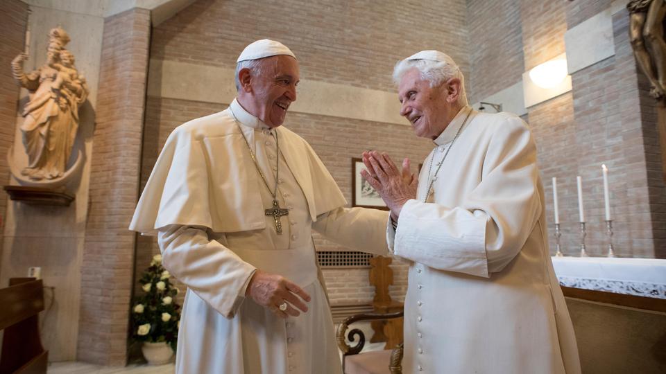 Benedikt XVI. pozvao papu Franju da ne zaređuje oženjene muškarce