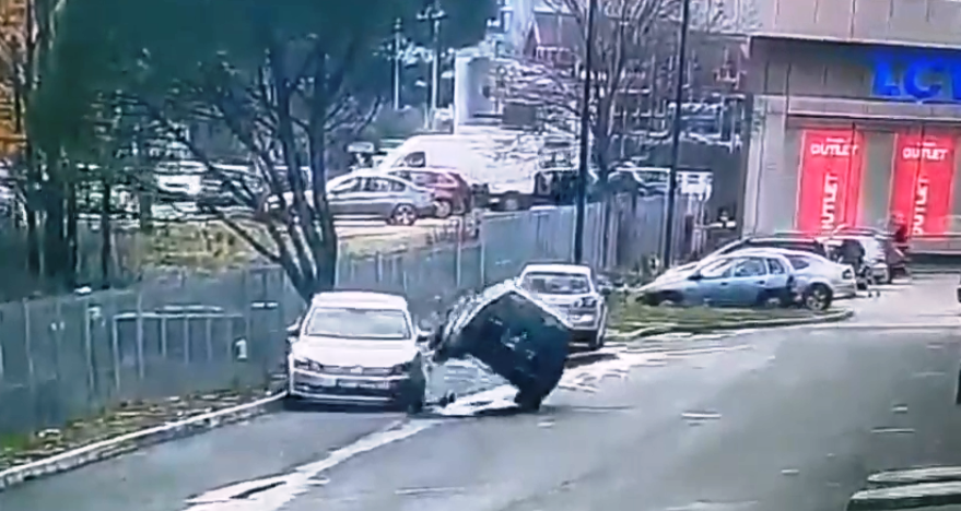 Nezgoda u Mostaru: Snimka otkriva kako je automobil završio na krovu (VIDEO)
