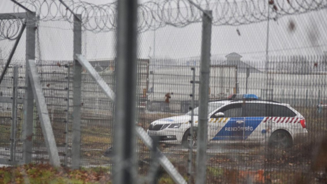 Kaos na granici Mađarske i Srbije: Migranti probili ogradu, policija pucala