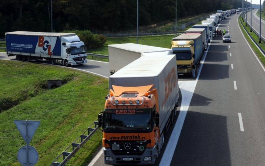 Najmanje 150 vozača iz BiH bilo blokirano u Italiji, očekuju ih problemi i na drugim granicama
