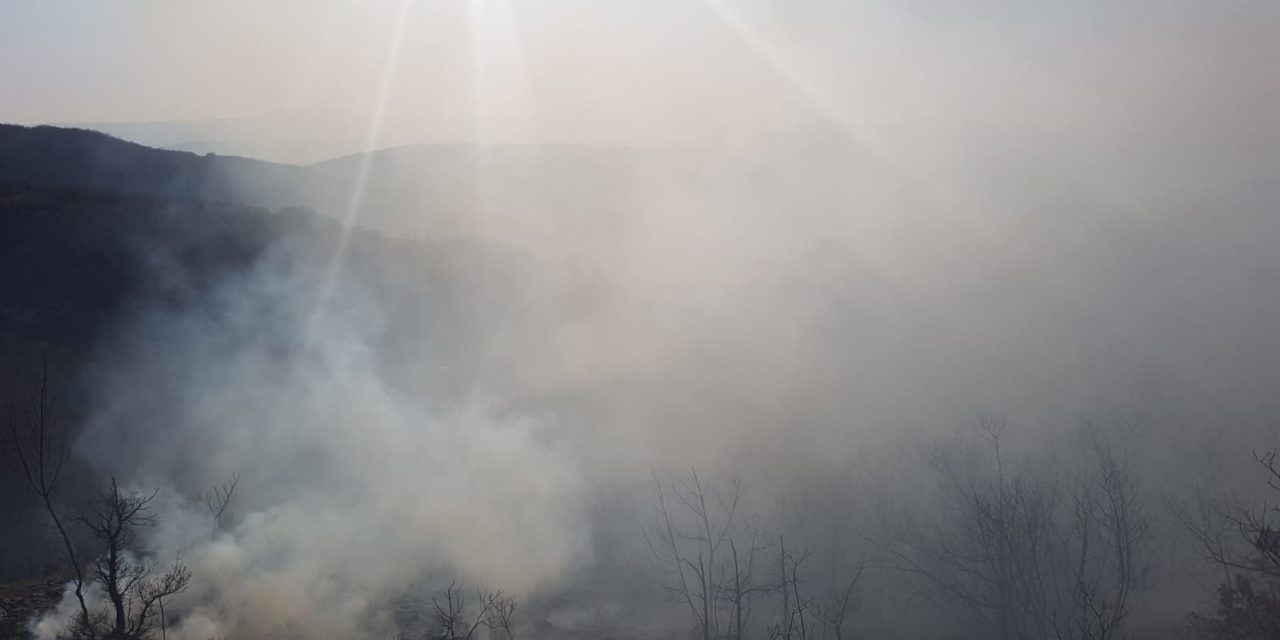 GORJELO U POSUŠJU: Požar prijetio crkvi i staji u Gracu, ugrožene bile vikendice u Vučipolju!
