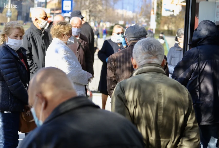 USPRKOS PREPORUKAMA: Umirovljenici napravili velike redove ispred banaka