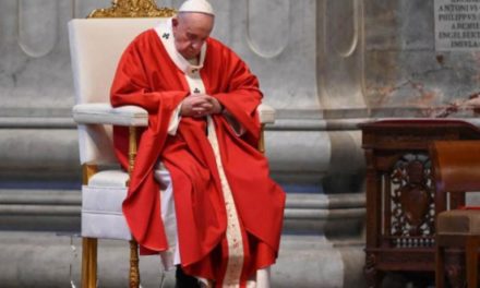 Papa Franjo pozvao na molitvu za one koji se teško nose s koronavirusom