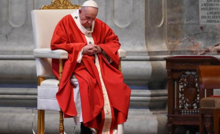 Papa Franjo pozvao na molitvu za one koji se teško nose s koronavirusom