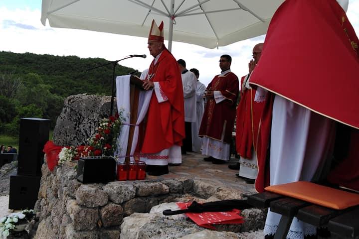 Biskup Ratko Perić blagoslovio Gospin kip, obnovljenu kapelicu i kameni oltar u Zagorju
