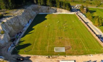 Novi stadion NK Rakitna zbog okolnih stijena neodoljivo podsjeća na riječku Kantridu