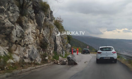 Vozači oprez: Na cestama mogući odroni kamenja i zemlje, veliki kamen stvorio probleme na Kobilovači