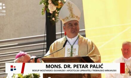 Mons. Ratko Perić predao biskupski štap mons. Petru Paliću
