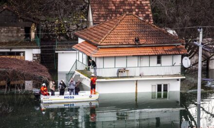 FOTO: Poplava u Vrgorcu sve gora, ljudi plove do kuća