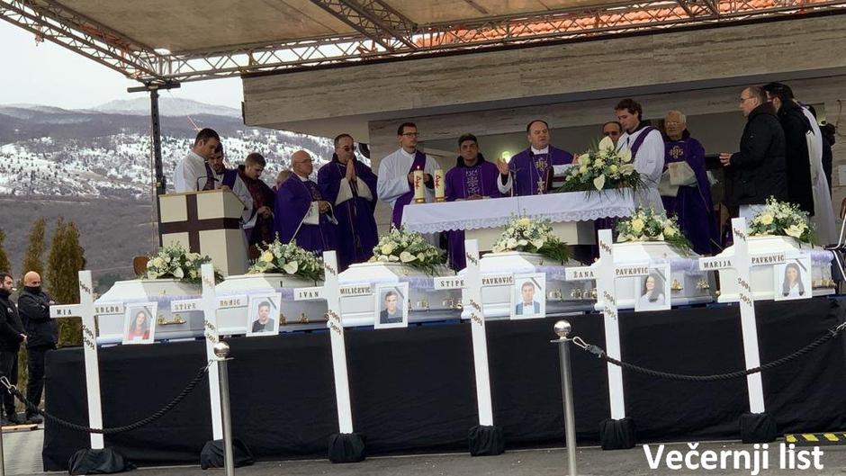 Nezapamćena tuga u Rakitnu: Tisuće ljudi ispratilo šest mladih na vječni počinak