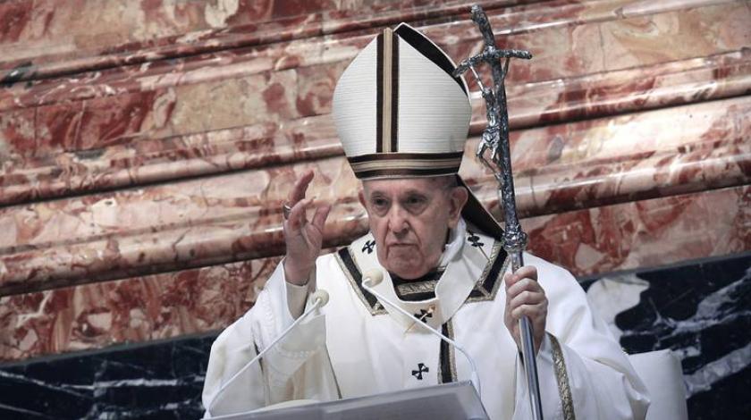 Papa Franjo dekretom dopustio ženama dijeliti pričest i ministrirati
