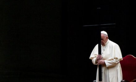 Papa Franjo drugi put zaredom predvodio Križni put bez javnosti, u obredu se spomenula i pandemija