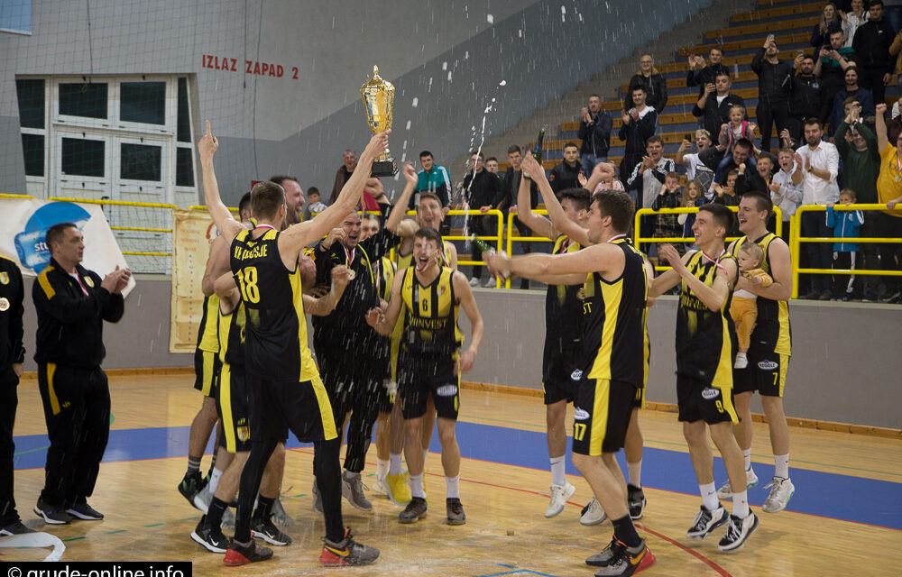 FOTO: POgledajte kako su košarkaši proslavili naslov u Grudama