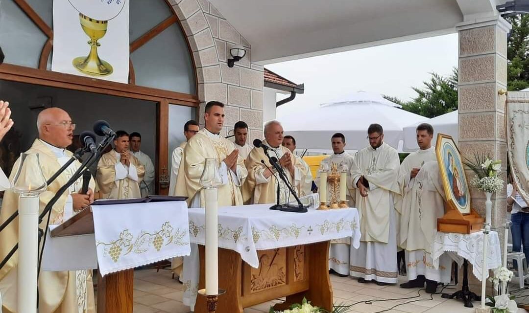 Svečano u župi Vinjani: don Vinko Nenadić proslavio mladu misu