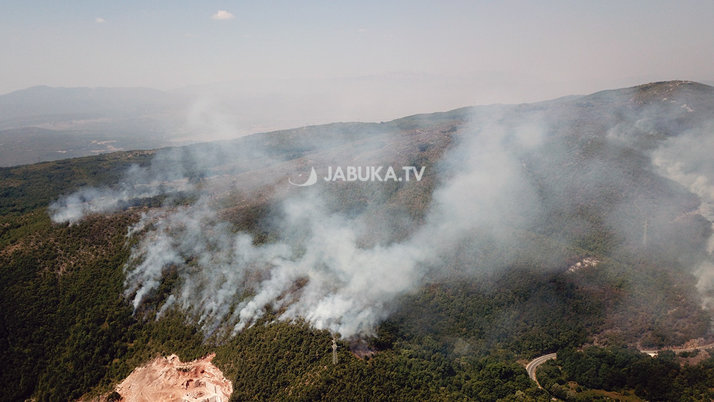 Požar u Podvraniću aktivan drugi dan, nepristupačan teren otežava posao vatrogascima