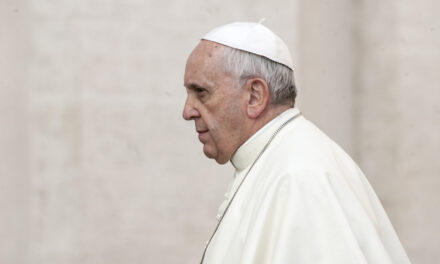 Papa Franjo operiran, dobro je reagirao i osjeća se dobro