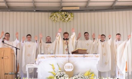 Radosno u Posušju, fra Tomislav Crnogorac proslavio mladu misu
