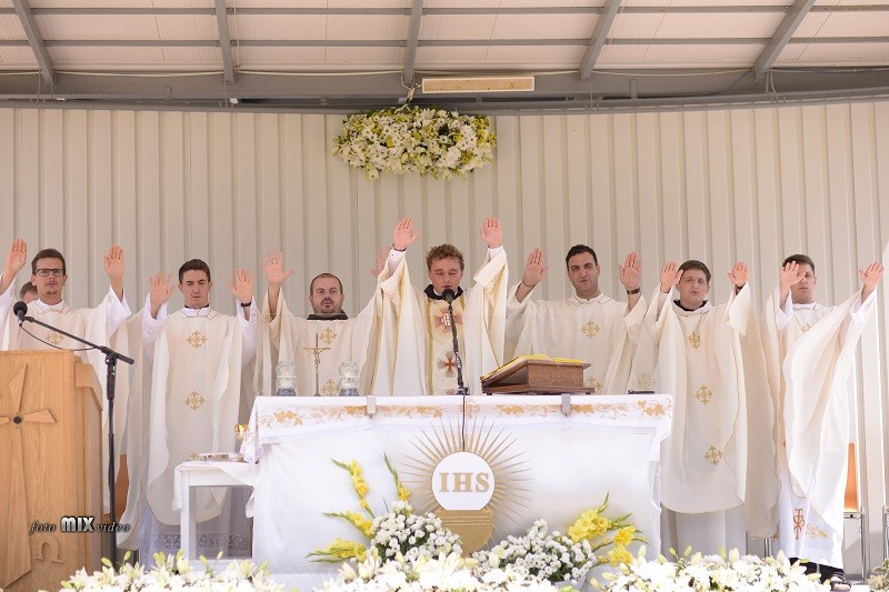 Radosno u Posušju, fra Tomislav Crnogorac proslavio mladu misu