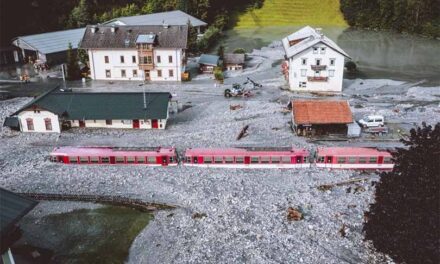 Nevjerojatne fotografije iz Austrije: Blatne bujice zatrpale vlak, više od 70 osoba ostalo zarobljeno u automobilima
