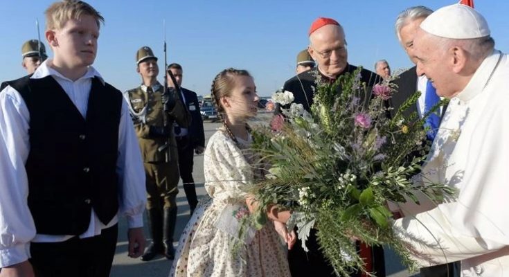 Papa Franjo stigao u Budimpeštu, planiran susret s Orbanom