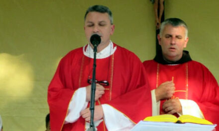 Gradački župnik Fra Valentin Vukoja s Biskupom PALIĆem i četvero svećenika slavi 25. obljetnicu svećeničkog ređenja