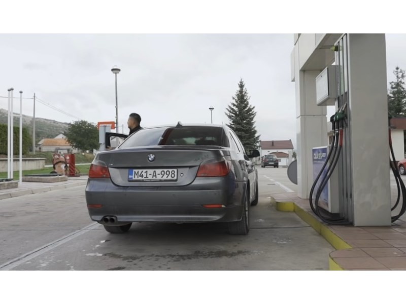 VIDEO: Zatražio pun tank goriva, nastao kaos na benzinskoj…