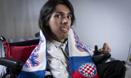 Fascinatna životna priča mladića iz Posušja: Tomislav Lončar strastveni je navijač Hajduka, a unatoč teškoj bolesti ispunio je svoj san – završio je novinarstvo i piše o sportu