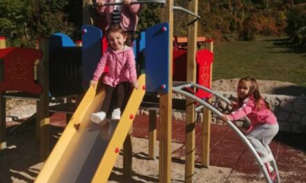 Mjesna zajednica Poklečani iz Posušja realizirala projekt opremanja dječjeg igrališta u sklopu dječjeg vrtića Rakitno